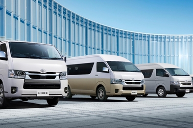 （左）：VAN・2WD・2800ディーゼル・標準ボディ・スーパーGL