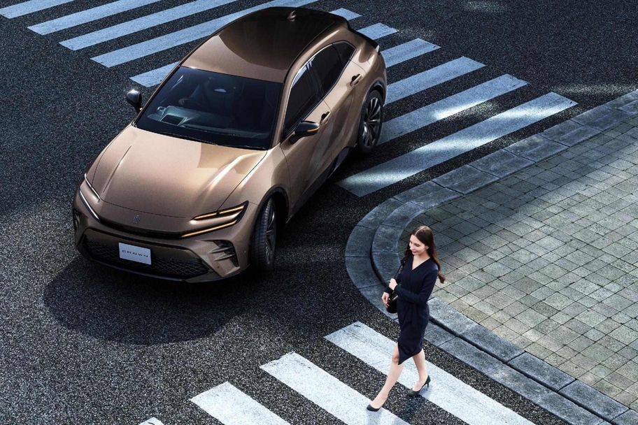 【モデル入り素材】SPORT Z（2.5Lハイブリッド車）