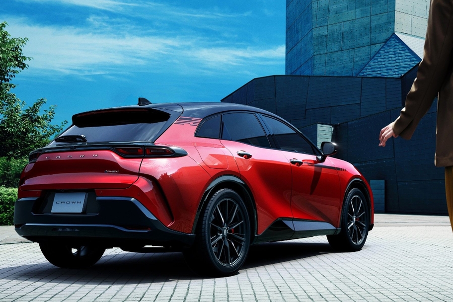 【モデル入り素材】SPORT RS（2.5Lプラグインハイブリッド車）